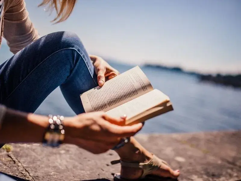 Czy literatura uczy człowieka jak żyć? Odkryj moralne lekcje w książkach