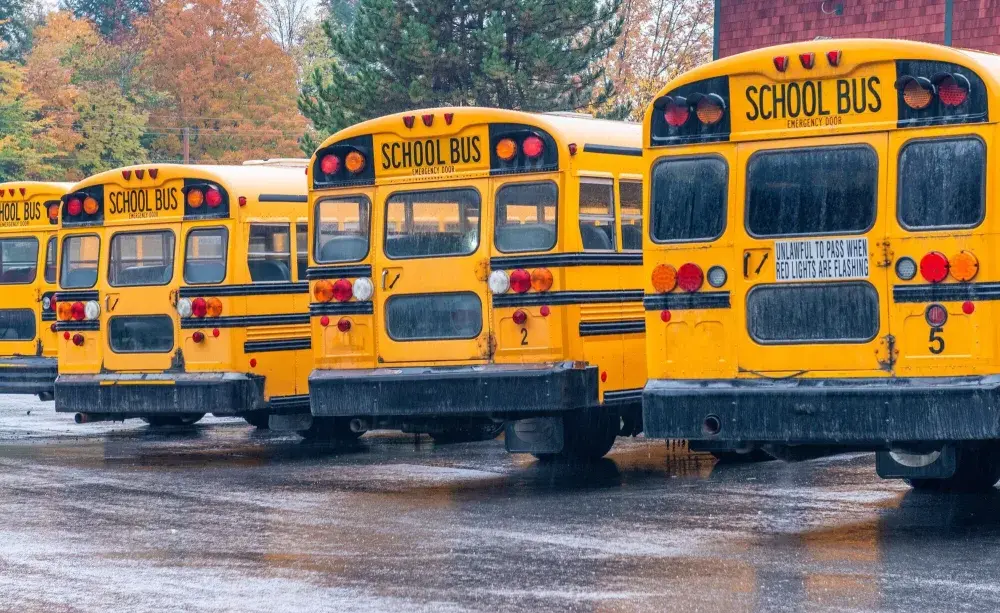 Gdzie może zatrzymać się autobus szkolny? Sprawdź ważne przepisy