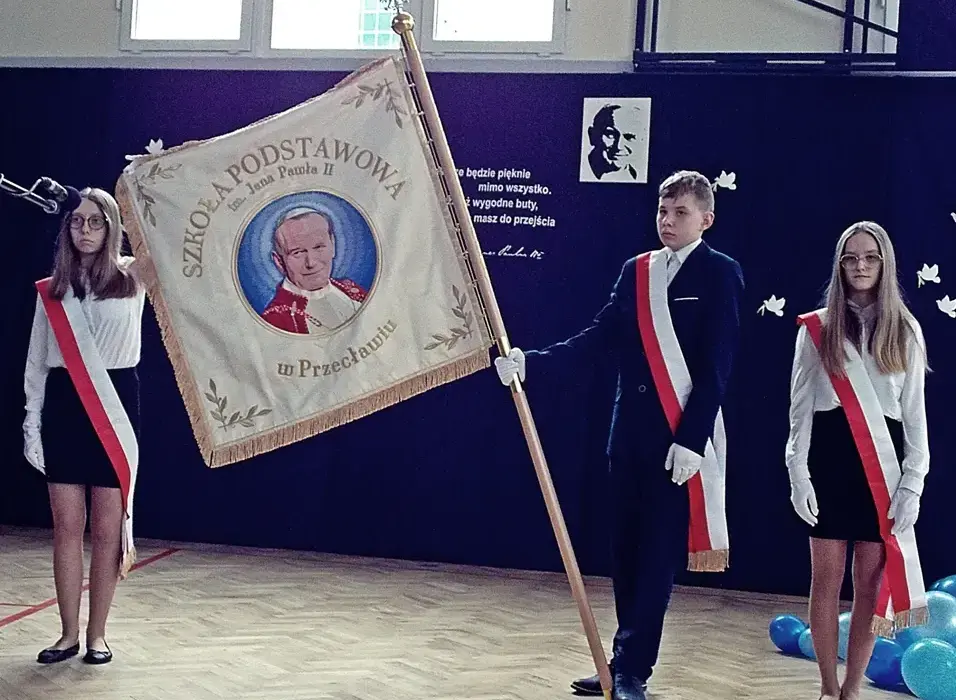 Ile waży sztandar szkolny? Poznaj wagi i ich wpływ na użytkowanie