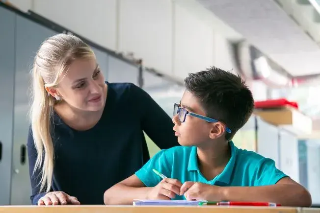 Czy pracownik niepedagogiczny może opiekować się uczniem w szkole?