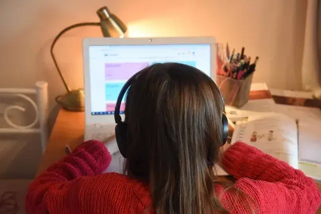 Czy nauczyciel może nagrywać uczniów na lekcji? Zobacz, co musisz wiedzieć