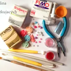 Materiały do modelowania, jak utwardzić modelinę: gliny Fimo i Sculpey, narzędzia, koraliki i ozdoby.