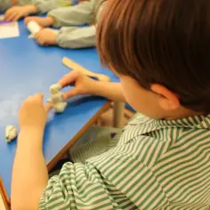 Dziecko lepi z plasteliny. Kto wydaje orzeczenie o potrzebie kształcenia specjalnego, gdy dziecko potrzebuje wsparcia w nauce?