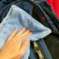 Jak wyprać plecak szkolny, aby uniknąć uszkodzeń i plam