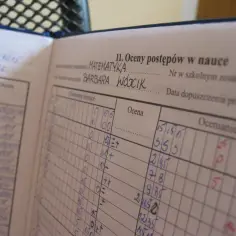 Dziennik lekcyjny Barbary Wójcik z matematyki. Widać oceny, które mogą świadczyć o potrzebie poprawy, zgodnie z prawem oświatowym.