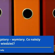 Trzy kolorowe segregatory A4 stoją obok siebie. Na niebieskim tle napis: "Segregatory - wymiary. Co należy o nich wiedzieć?".