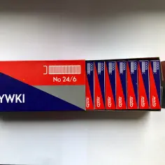 Pudełko z zszywkami Grand, rozmiary zszywek No 24/6, zawiera 10 pudełek po 1000 sztuk.