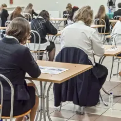 Uczniowie piszą maturę, czekając na wyniki. Szkoła w chmurze to metafora przyszłości edukacji.