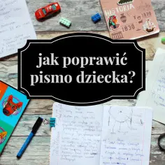 Zeszyty, długopisy i lupa na drewnianym tle. Jak pisać w zeszycie w 3 linie, by poprawić pismo dziecka?