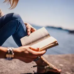 Czy literatura uczy człowieka jak żyć? Odkryj moralne lekcje w książkach