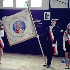 Ile waży sztandar szkolny? Poznaj wagi i ich wpływ na użytkowanie