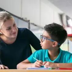 Czy pracownik niepedagogiczny może opiekować się uczniem w szkole?