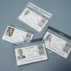 Laminacja kartek z identyfikatorami dla personelu medycznego, zapewniająca trwałość i profesjonalny wygląd.