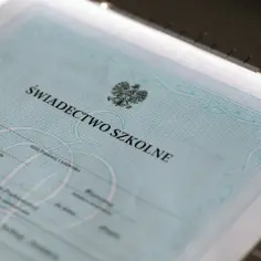 Świadectwo ukończenia szkoły średniej z godłem Polski. Dokument potwierdza zakończenie edukacji.