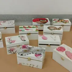 Kolekcja białych skrzyneczek ozdobionych techniką decoupage: kwiaty, zwierzątka, Angry Birds i Psi Patrol.