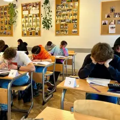 Uczniowie liceum piszą ważny egzamin. Ile lat nauki za nimi?