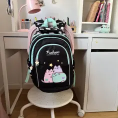 Czarny plecak szkolny z kotkami Pusheen, idealny na książki i zeszyty. Trudno określić, ile litrów ma plecak szkolny, ale jest pojemny!