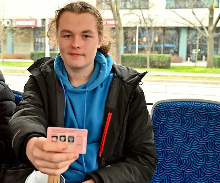 Czy we Wrocławiu uczniowie jeżdżą za darmo? Sprawdź, kto może skorzystać
