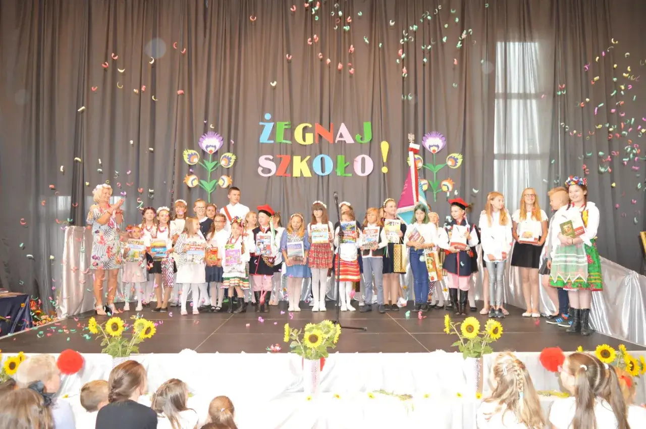 Zdjęcie Jakie są uroczystości szkolne i ich znaczenie dla uczniów?