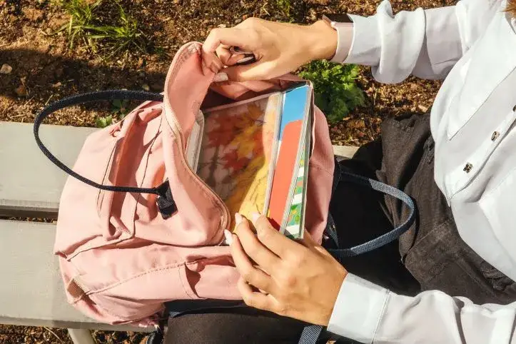 Zdjęcie Czy nauczyciel ma prawo przeszukać plecak ucznia? Sprawdź, co mówi prawo